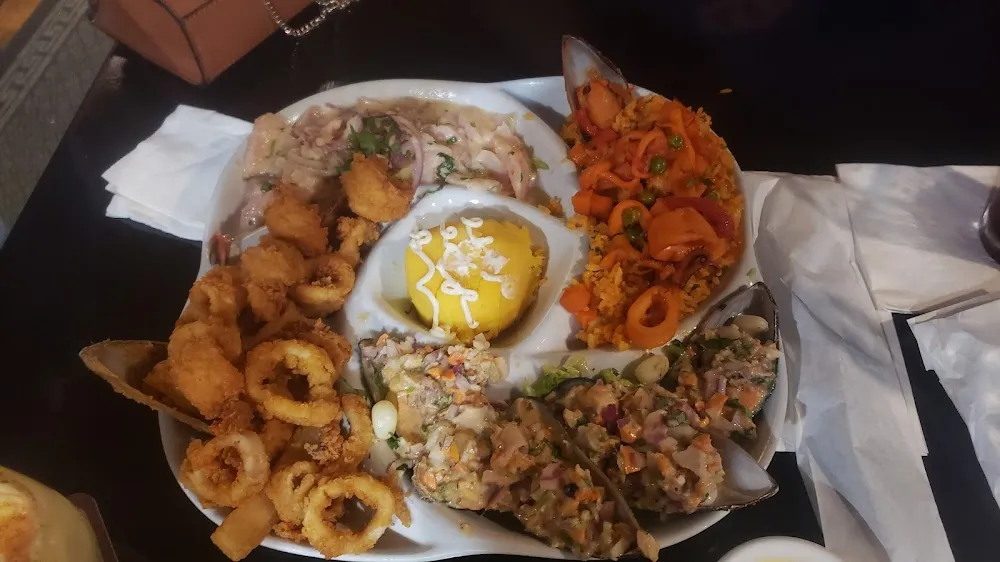 Tripleta Arroz Con Mariscos Jalea Ceviche de Pescado Y Copita de Leche de Tigre